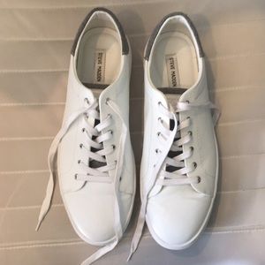 Steve Madden White leathers sneakers.